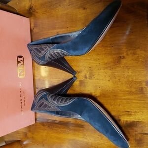 VTG Neiman Marcus Kenna Italian Made Black Suede  Heel Pumps EUC 8N in Box